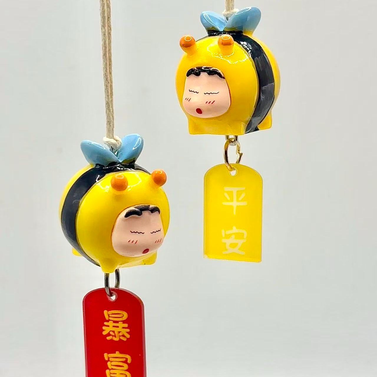 Tech Car Accessories - Crayon Shin-chan Bienen-Cosplay-Figur Auto-Hängeanhänger Rückspiegel-Ornament Auto-Innenausstattung